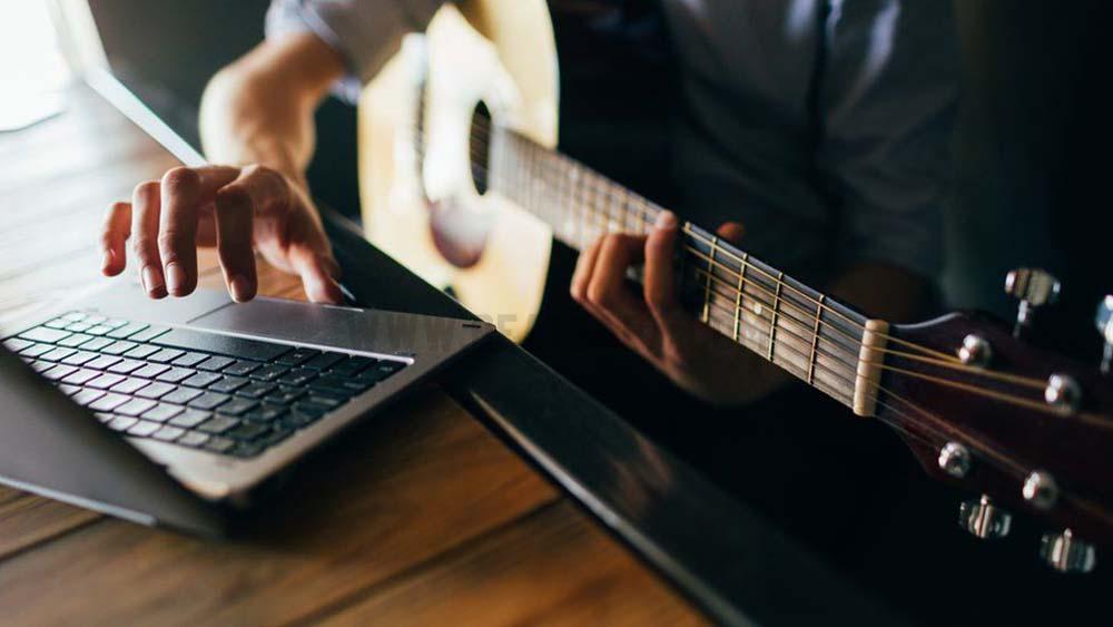 آموزش دیدن در زمینه موسیقی و گیتار زدن